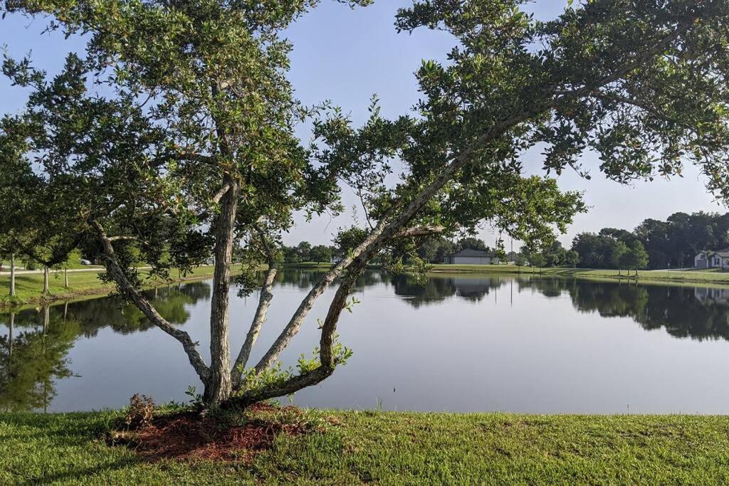 Port Saint Lucie A Little Piece Of Heaven- Peaceful Lake View Apartment- 1 Min From I95 And Turnpike Port St. Lucie Buitenkant foto
